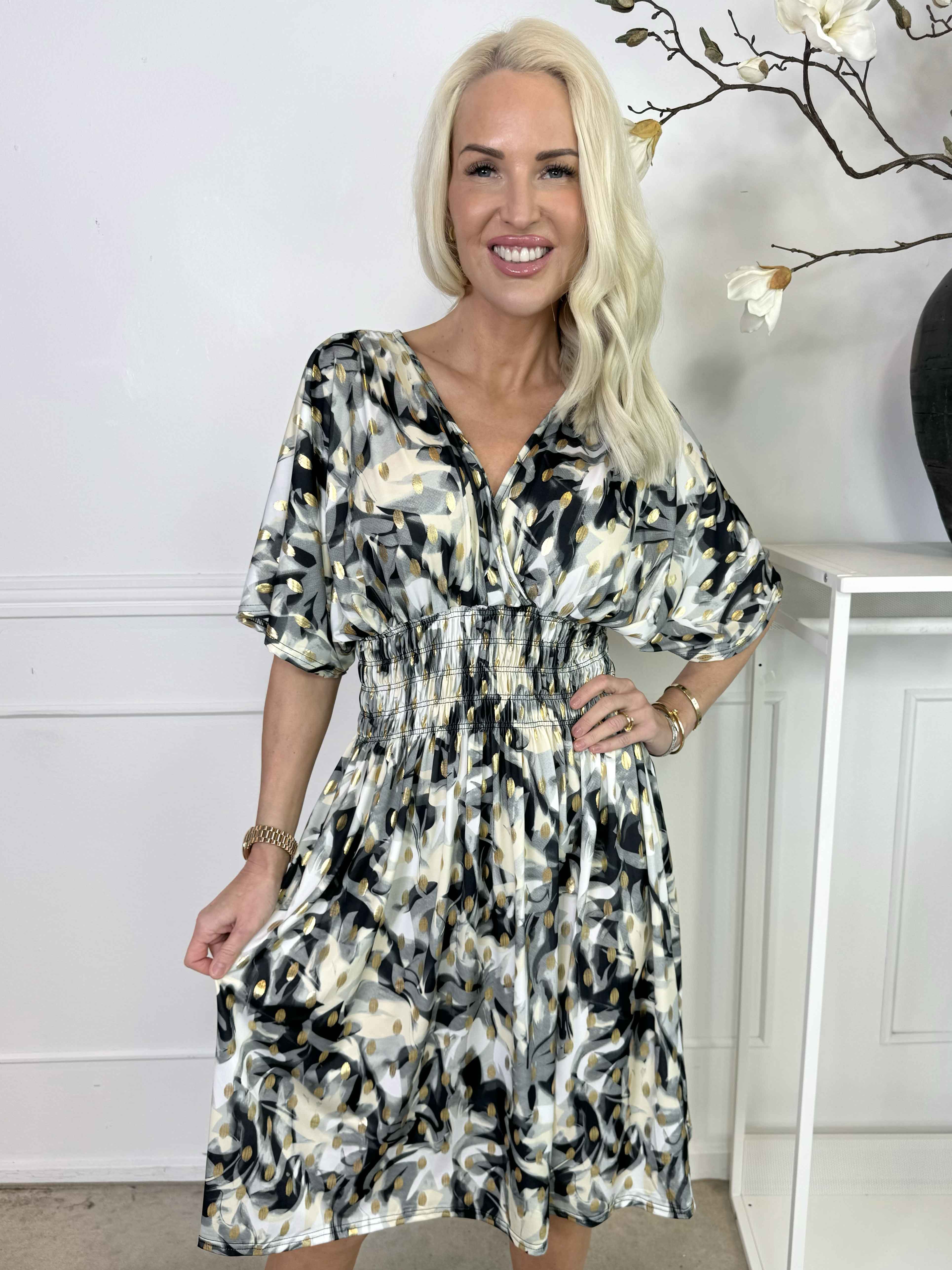 Pams Vacay Short - Mönstrad elastisk klänning med smock i midjan